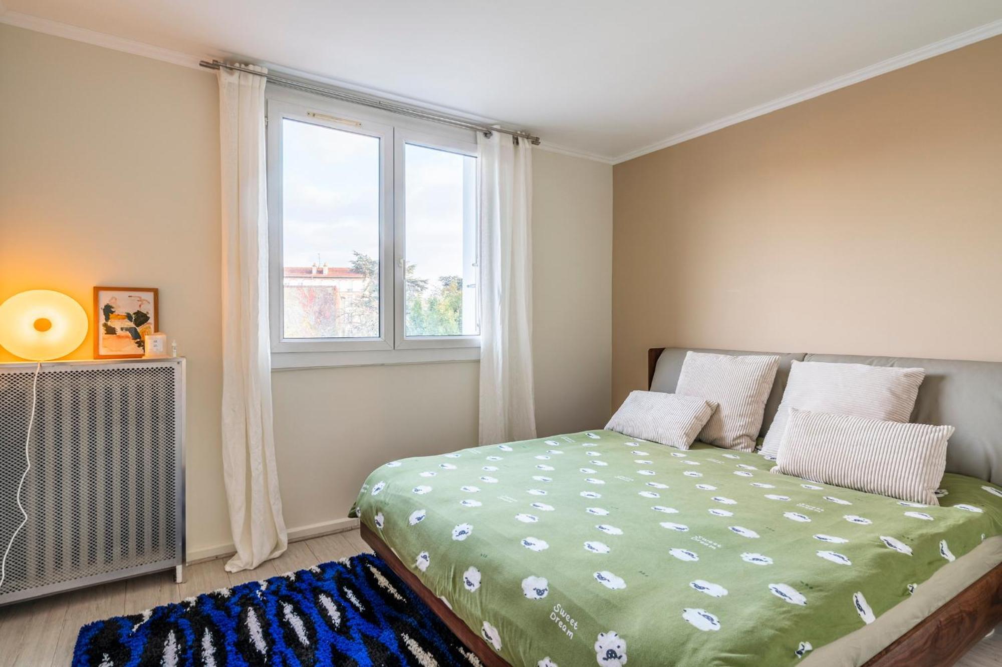 20mins A Paris, A Cote De La Gare Apartment
